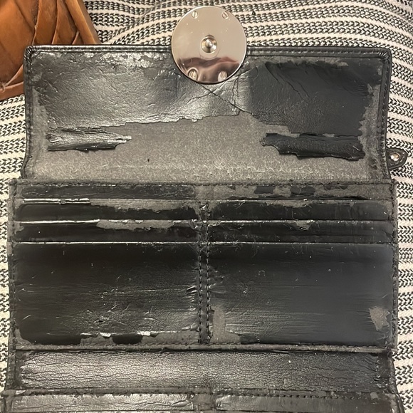 Vintage leather authentic COACH wallet in black. Unique emblem on front. - Picture 7 of 16